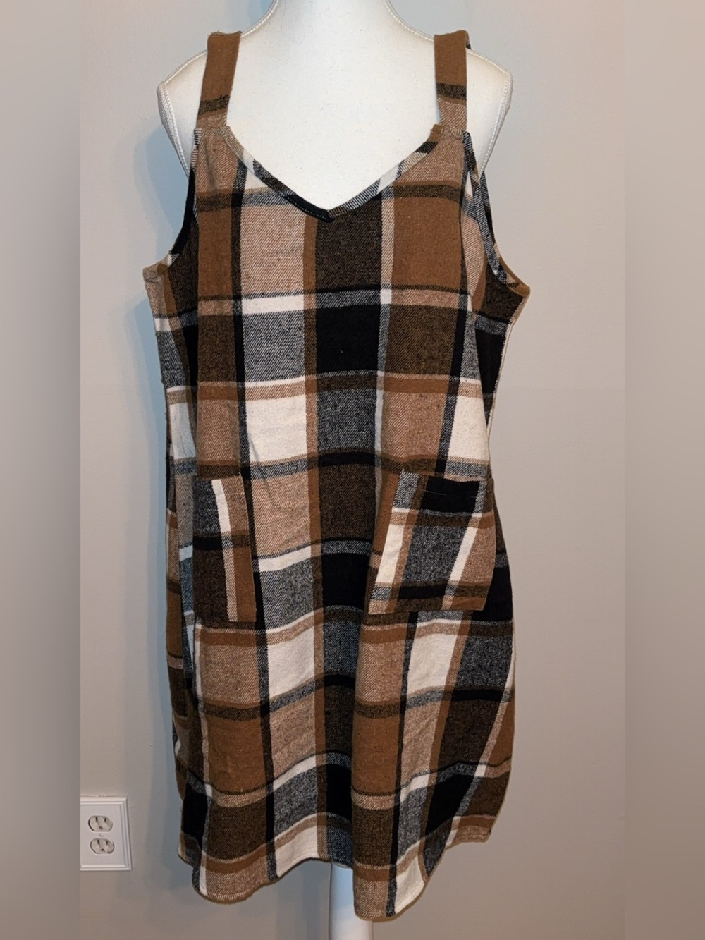 Plaid Sleeveless Pocket Dress in Brown, Black & Cream